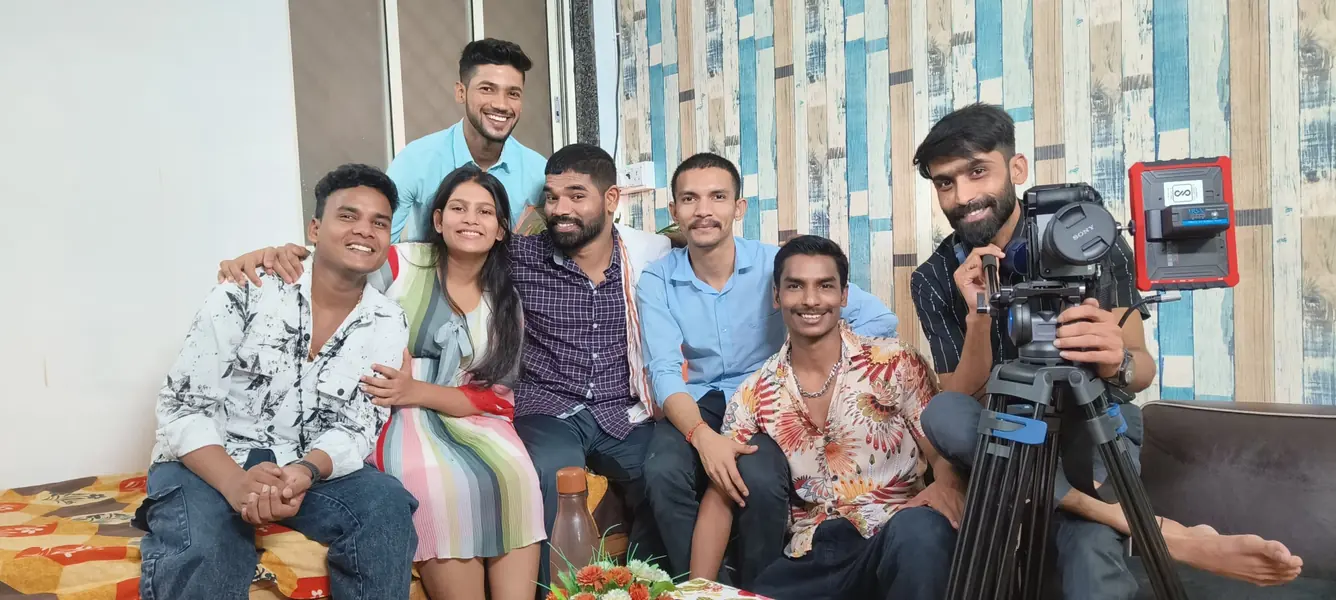 सेट पर सोफ़े पर साथ बैठी टीम और कैमरा