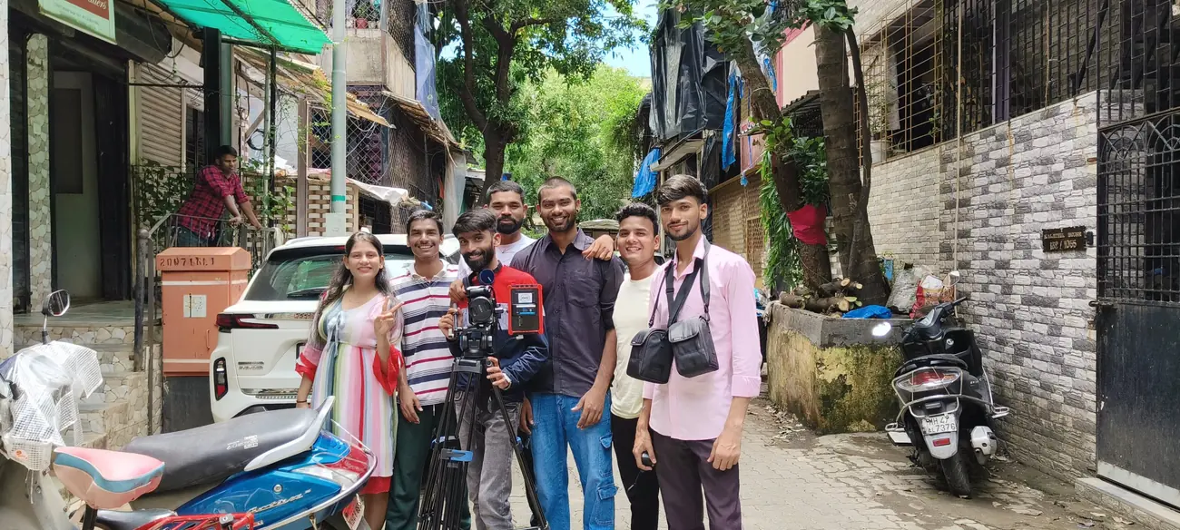 गली में शूटिंग के बीच कैमरे के साथ पूरी टीम